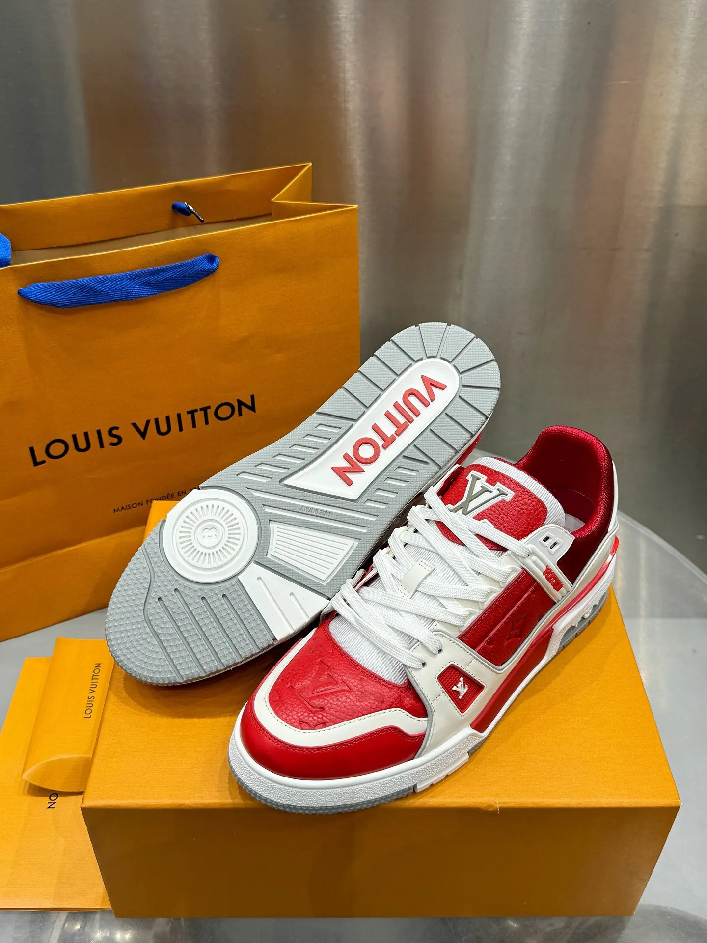 👟👟Ex-factory price 740👟👟 LOUIS VUITTON - the best-looking sneakers by Virgin Abloh, Lv Brand strongly recommends new products, official website limited edition retro basketball sneakers! Both high-top and low-top models spent money to purchase the original 1:1 accurate replica, the details are invincible, full of sincerity, imported custom-made original cowhide, the original package method is the same, the details are 100% restored, the private model customizes the original one-piece TPU outsole, which is different from other brands, without the original version, this effect cannot be achieved! LV’s best-looking couple shoes in the past, don’t miss it! Size: 35-45